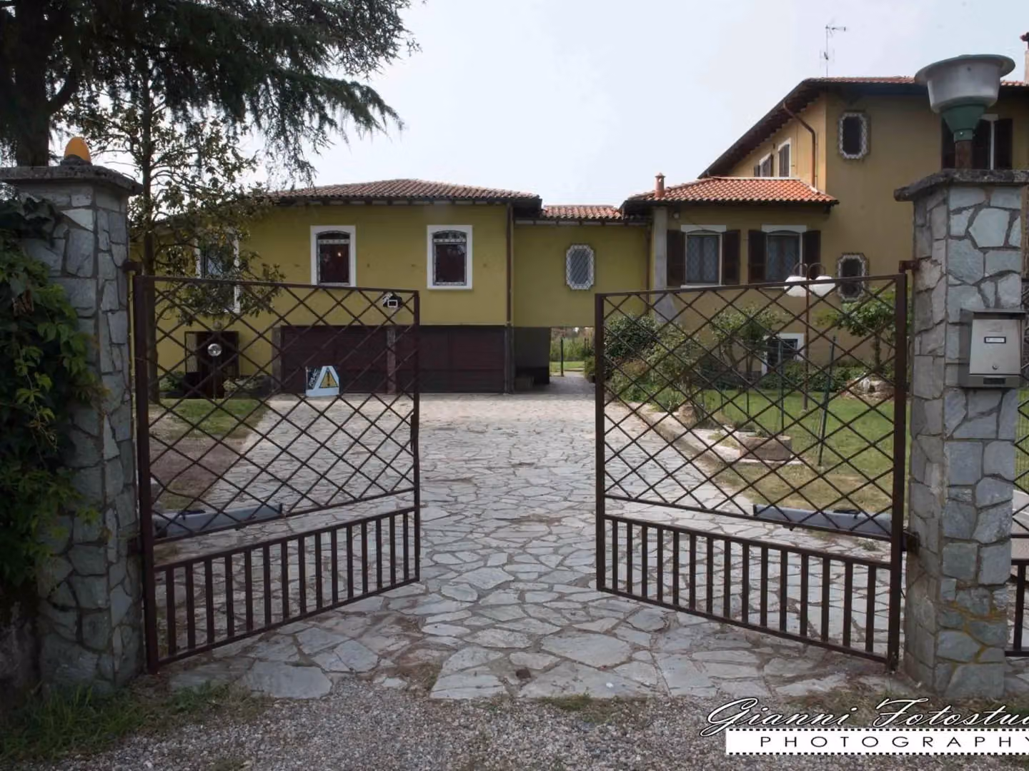 Il cortile e il cancello del B&B Barbettini