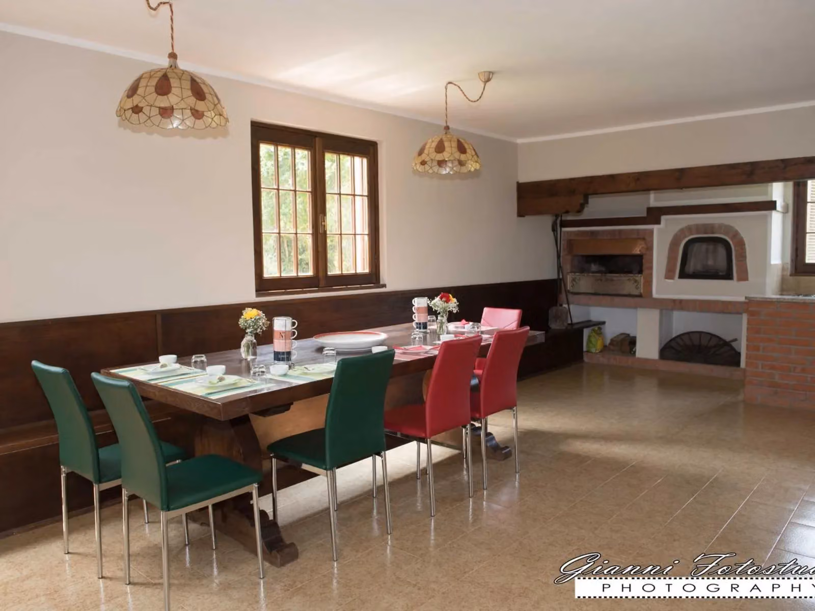 La sala da pranzo con camino del B&B Barbettini